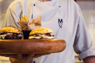 UK – Photo (Chef Holding Hamburger Tray)